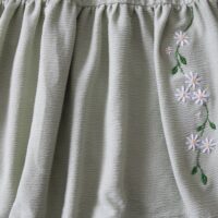 Green maxi skirt embroidered with vines and daisies