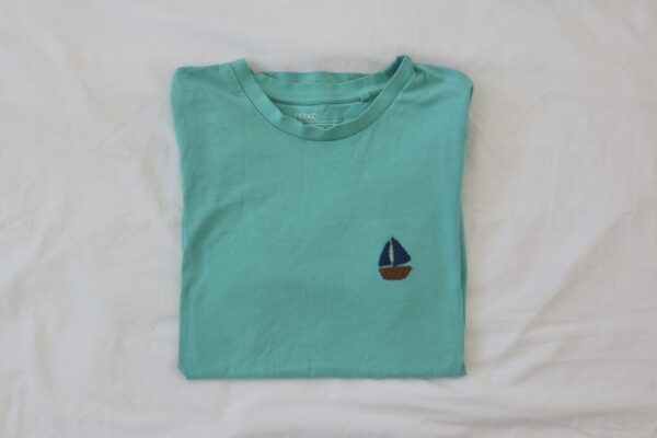 Turquoise blue tee embroidered with a boat